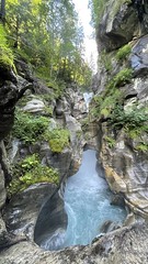 Die Stille im Wald wird vom Wasserfall unterbrochen - Photo of Champagny-en-Vanoise