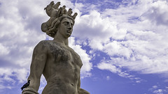 Statue d'Apollon au centre de la fontaine du soleil