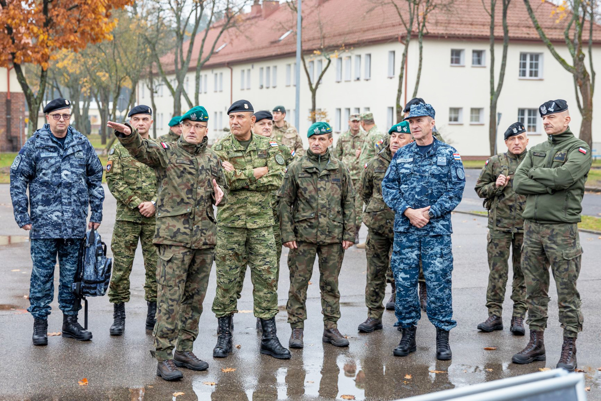 Admiral Robert Hranj s pripadnicima 8. HRVCON-a u Poljskoj