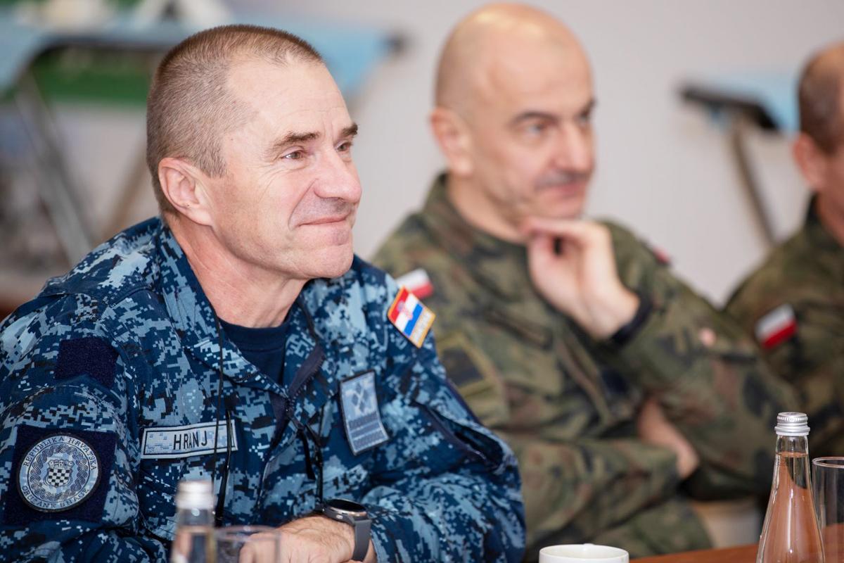 Admiral Robert Hranj s pripadnicima 8. HRVCON-a u Poljskoj