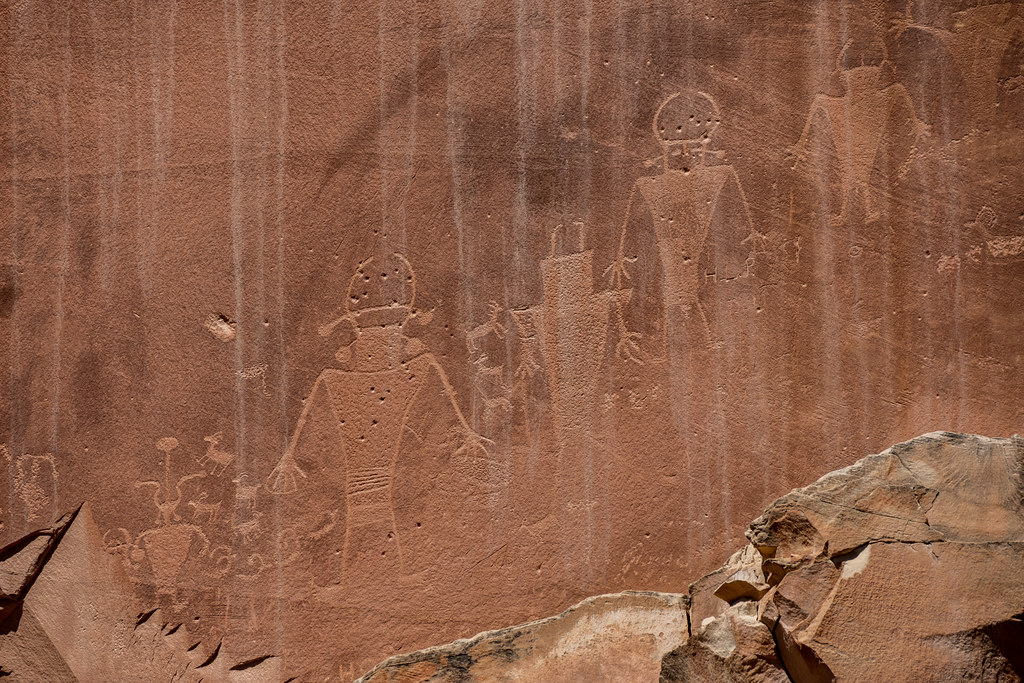 Petroglyphe de figures humaines sur les parois rocheuses dans le parc national Capitol Reef, Utah