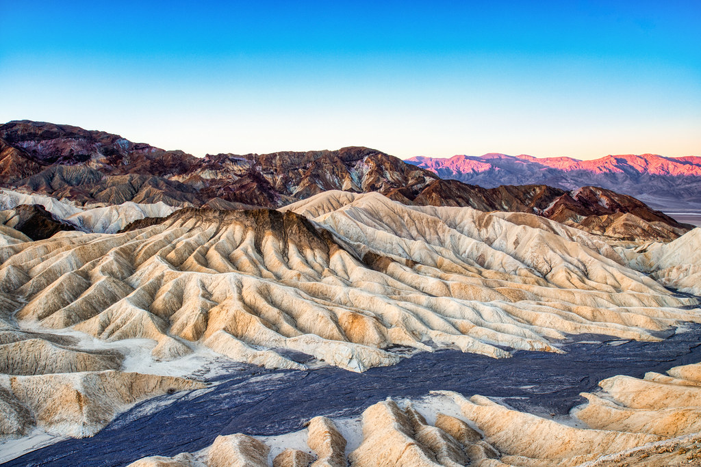 Plis rocheux multicolores de Zabriskie Point dans le parc national Death Valley, Californie