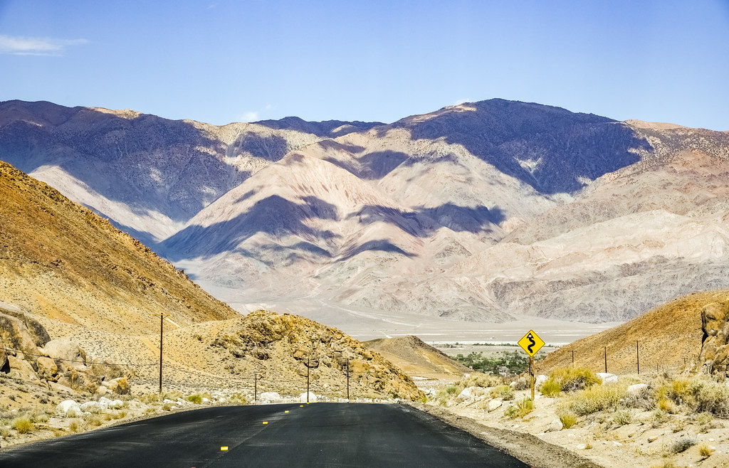 Vue sur le parc national Death Valley de la nouvelle route Whitney Portal, Sierre Nevada, Californie