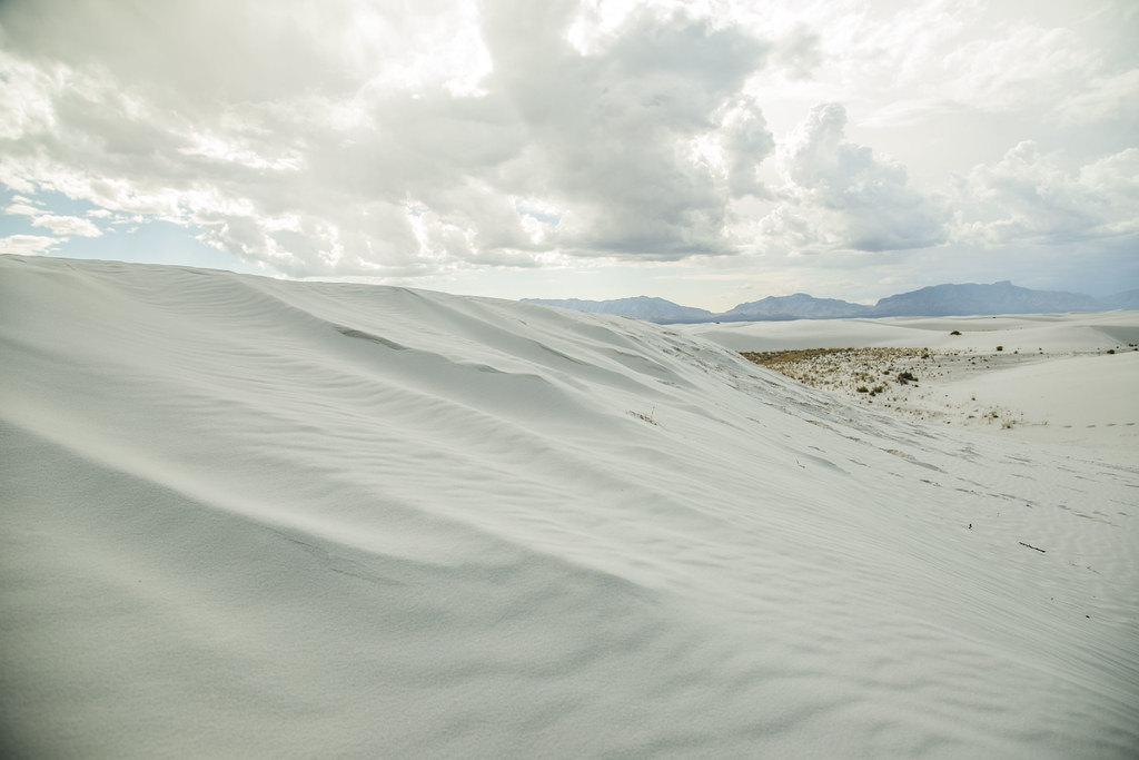 Dunes de sable blanc à Mesquite Flats, Death Valley, Californie