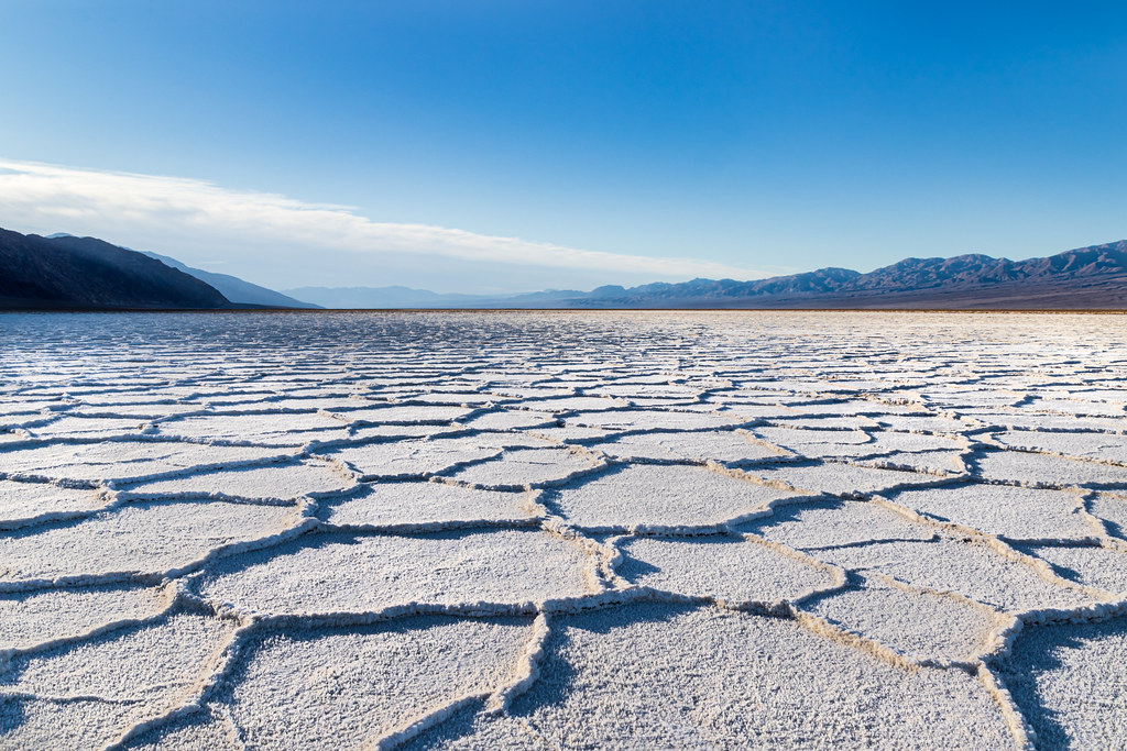 Cristaux de sel sur le lac Badwater dans le parc national de Death Valley, Californie