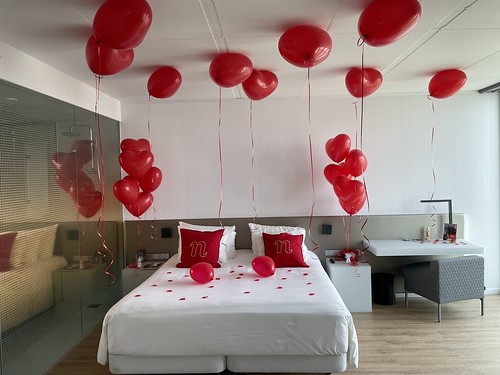 Heliumballonnen Tafeldecoratie 5ballonnen Hartballonnen Huwelijksaanzoek Rem Koolhaas Suite NHOW Hotel Rotterdam