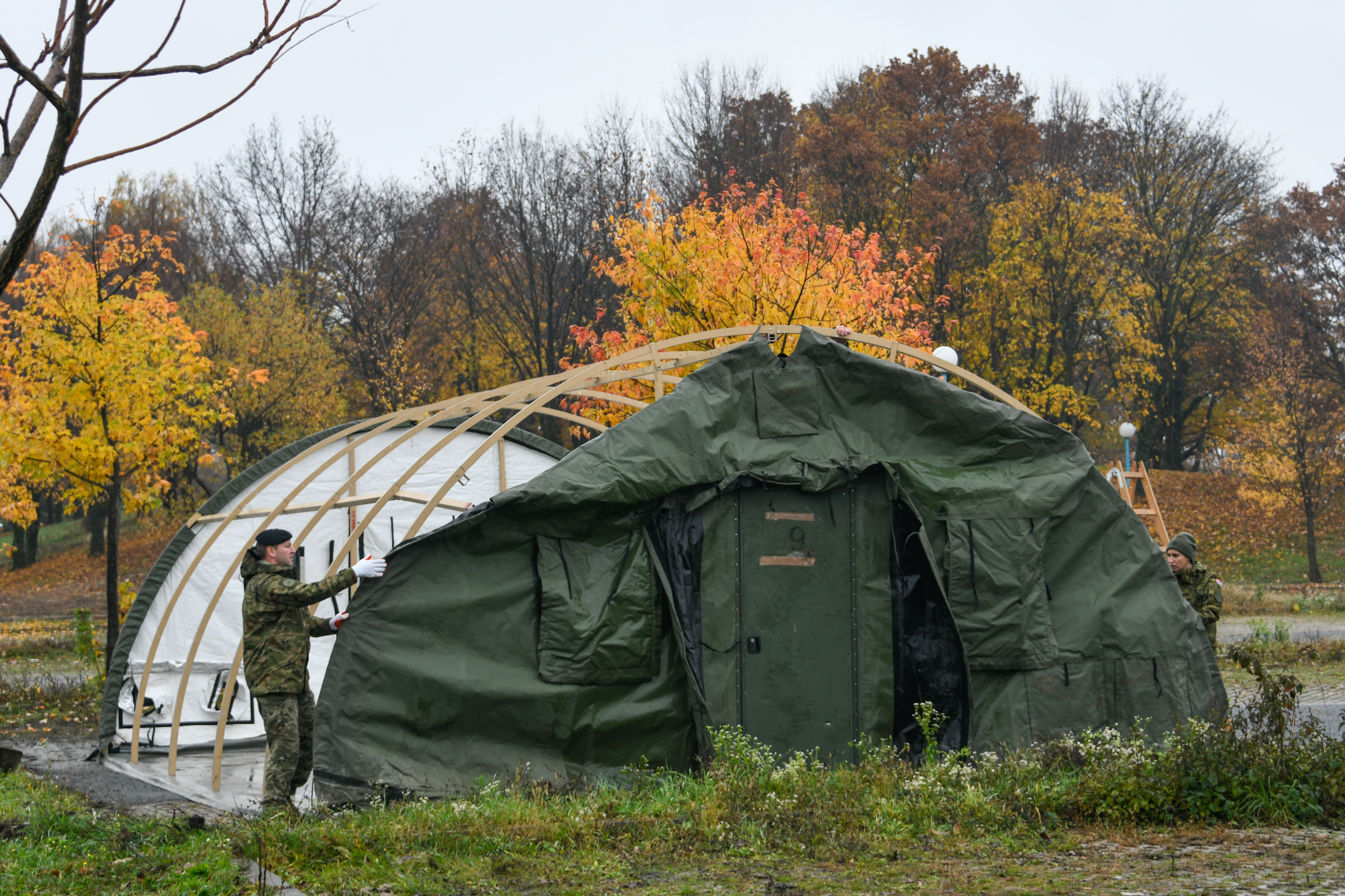 Hrvatska vojska postavlja samoodrživi ekspedicijski kamp ispred KB Dubrava