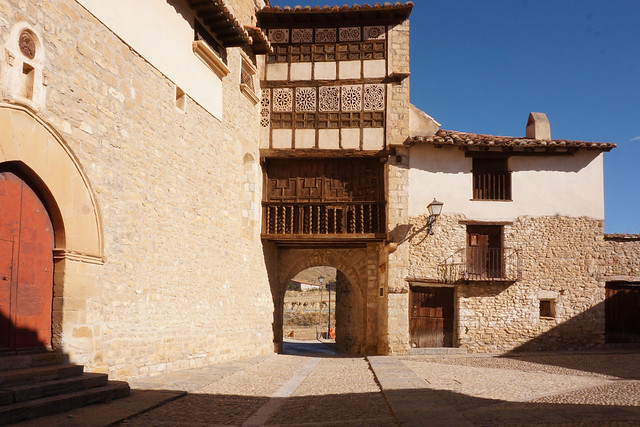 Photo：El Portal de las Monjas y el Convento de las Agustinas. Mirambel (Teruel). In Explore 23 novembre 2021 By Trix: Pierre qui roule .......