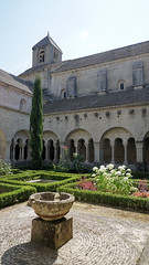 Sénanque Abbey - The Romanesque cloister and the church of Notre-Dame-de-Sénanque (explored) - Photo of Robion
