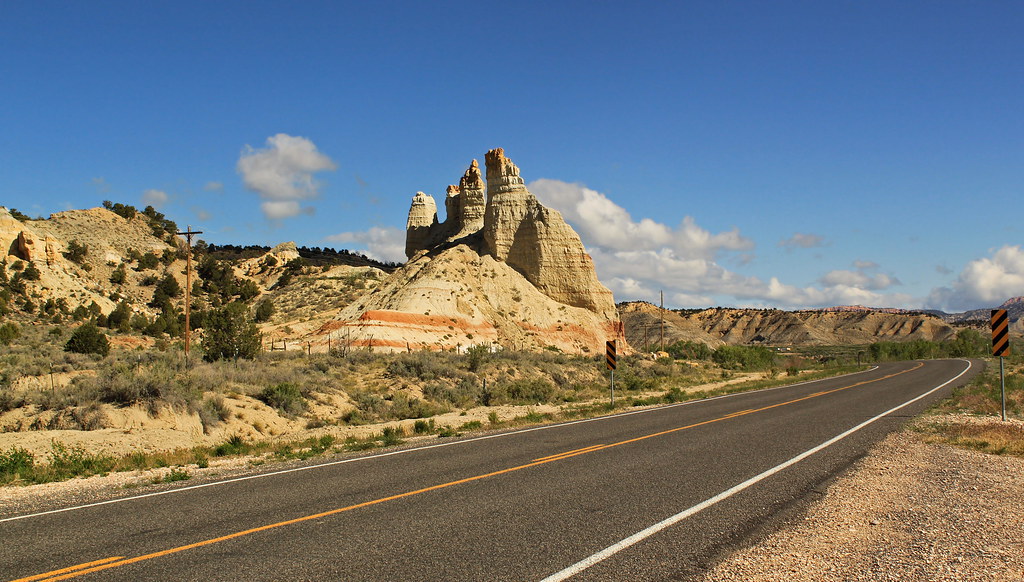 Formation rocheuses ocre et rouge, sur la Route 12 en allant vers Bryce Canyon, Utah