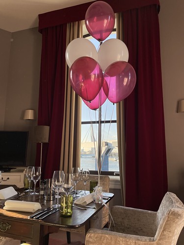 Tafeldecoratie 6ballonnen Huwelijksaanzoek Verjaardag Love Style Suite Hotel Pincoffs Rotterdam