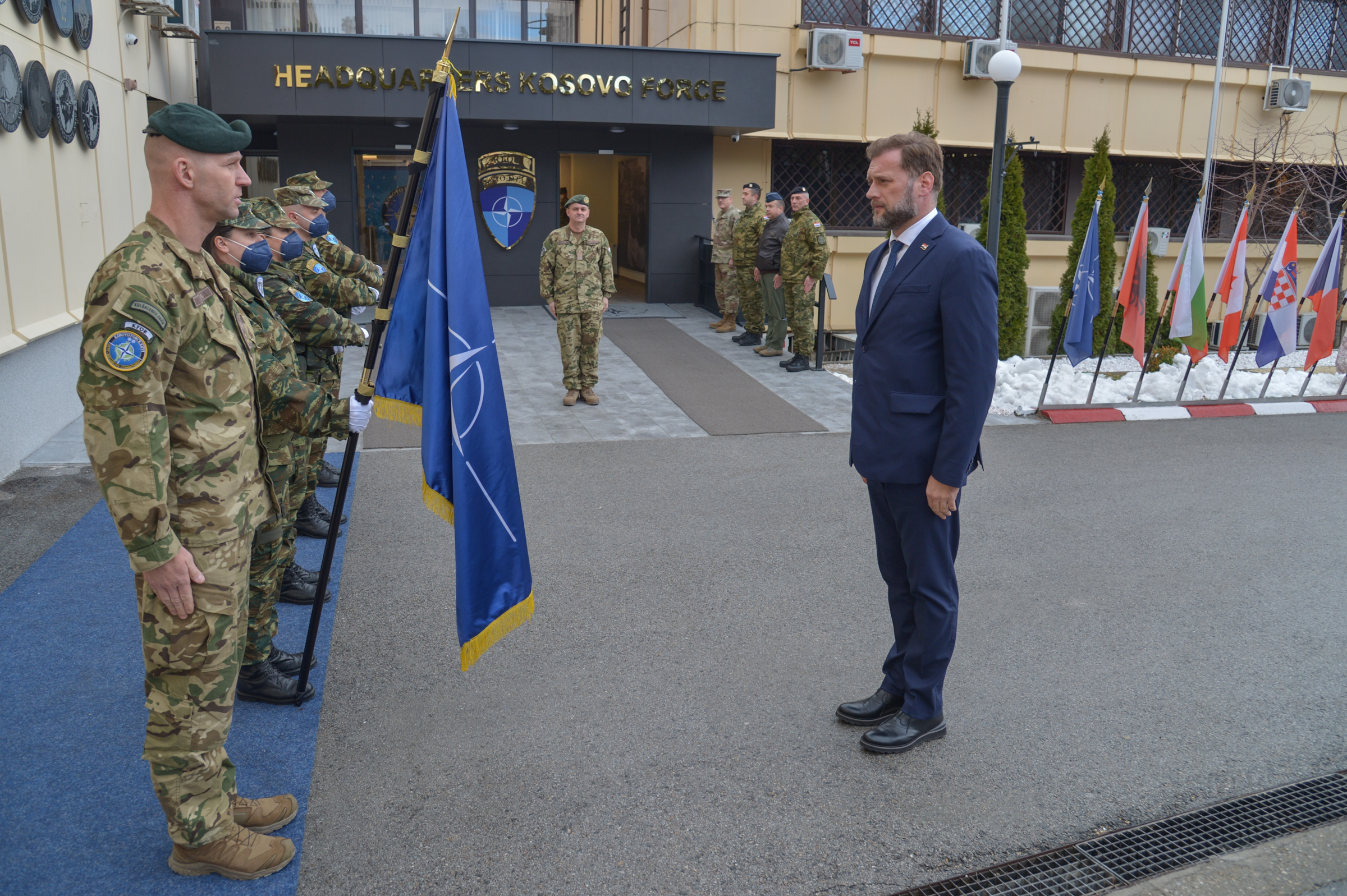 Ministar obrane sa zapovjednikom NATO operacije KFOR generalom Kajarijem