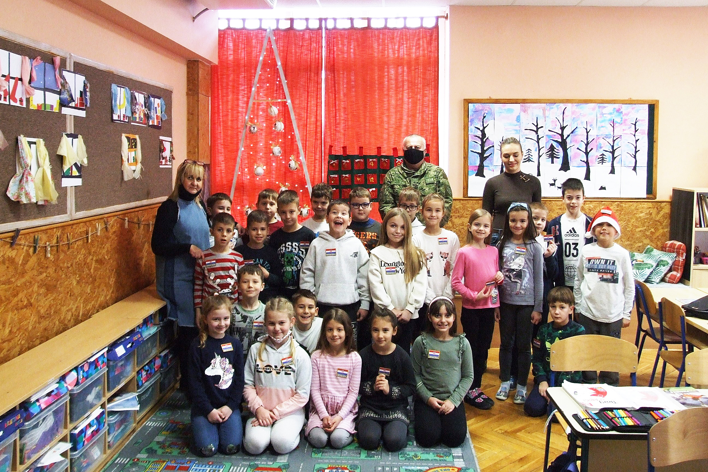 Učenici iz Požege hrvatskim vojnicima u Poljskoj poželjeli sretne blagdane