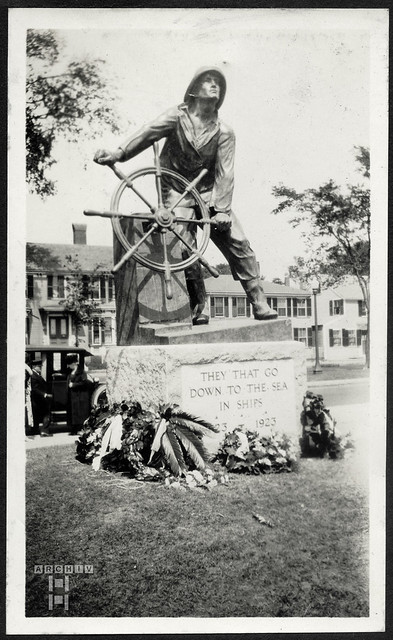 Photo：ArchivTappen26Album15w523 Fisherman´s Memorial, Gloucester MA, USA, 1925 By Hans-Michael Tappen
