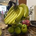 日本宜得利買的水果籃設計得蠻好的，下面放棗子上面懸掛香蕉。兩層省空間，重心很可以。香蕉也不會因為碰觸地面容易發黑熟得太快，我們得以慢慢品嚐美味。
