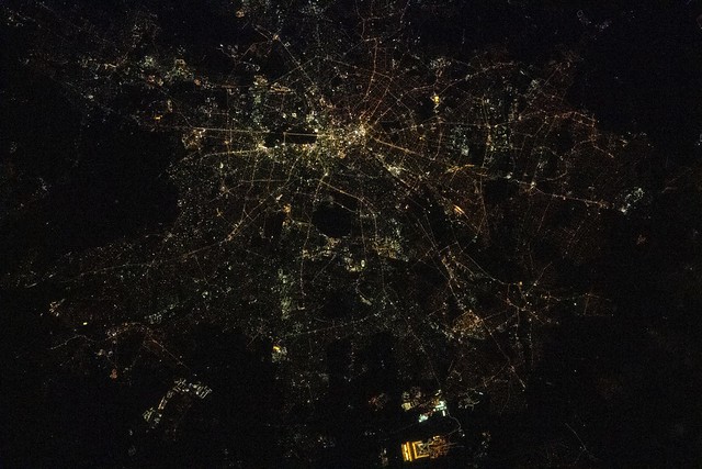 Photo：Berlin at night By ESA astronaut Matthias Maurer