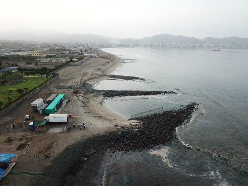 Presidente Pedro Castillo supervisa los trabajos de limpieza en playa de la bahía de Ancón afectada por el derrame de petróleo.