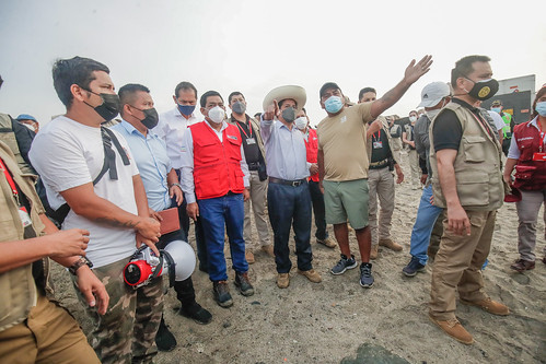 Presidente Pedro Castillo supervisa los trabajos de limpieza en playa de la bahía de Ancón afectada por el derrame de petróleo.