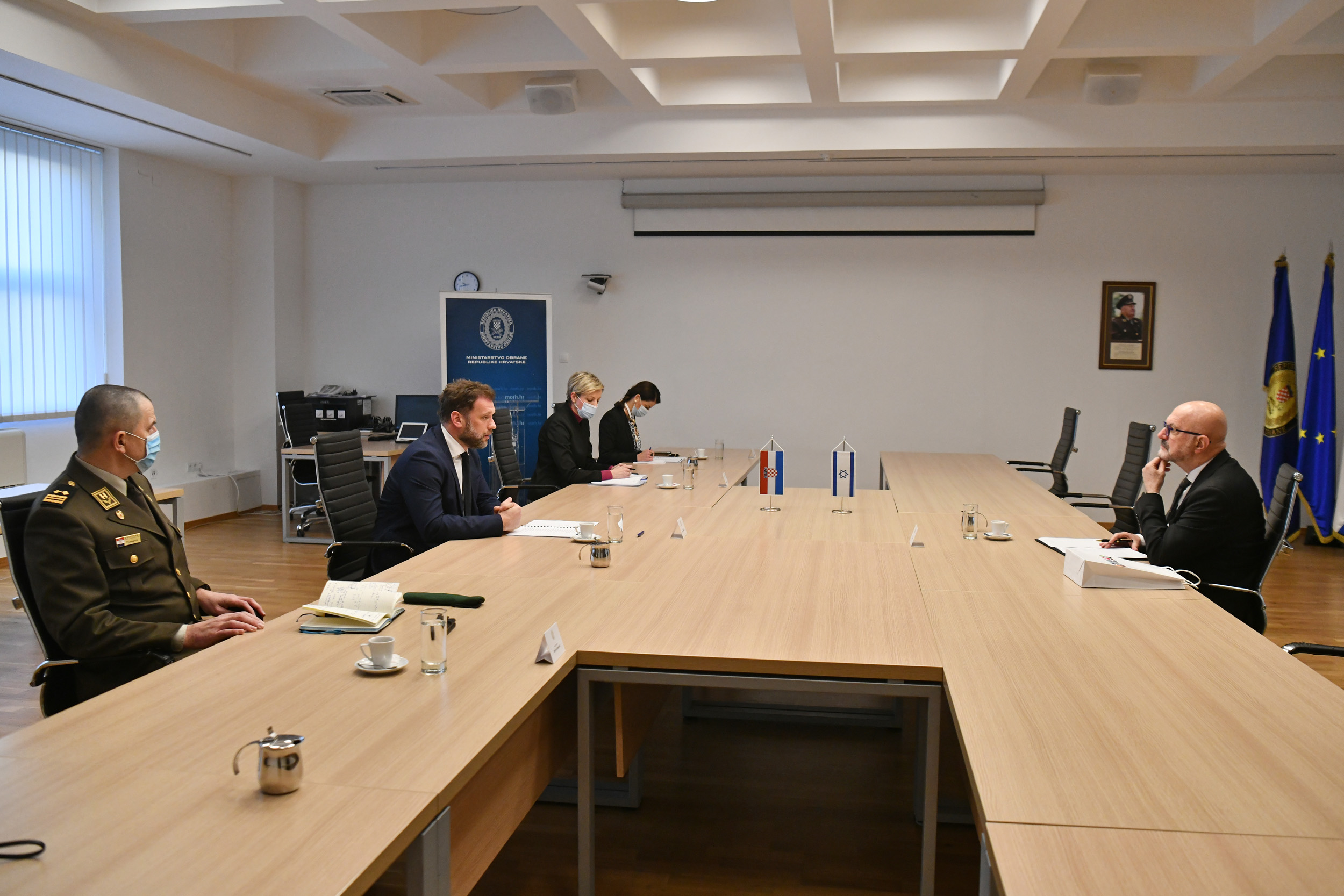 Ministar Banožić s veleposlanikom Države Izrael Ilanom Morom