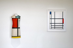 Yves Saint Laurent et Pier Mondrian (Musée national d'art moderne, Paris)
