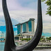 Das Marina Bay Sands in Singapur, durch eine Skulptur gesehen