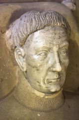 Guillaume III du Chastel (mort en 1441), panetier de Charles VII, gisant en marbre et pierre, détail: tête (Saint-Denis, basilique).