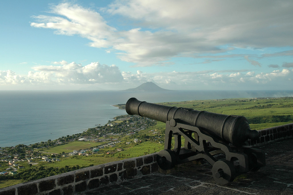 Forteresse de Brimstone avec le volcan de Montserrat, Saint-Kitts