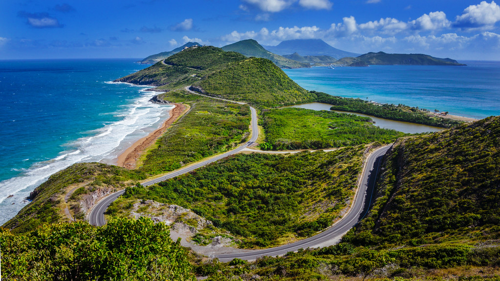 Panorama de la route serpentine à Saint-Kitts et Nevis