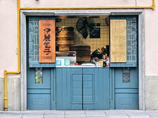 A bun shop hours before the city lockdown was announced in Shanghai on March 27. The bankruptcy of China's epidemic prevention strategy.