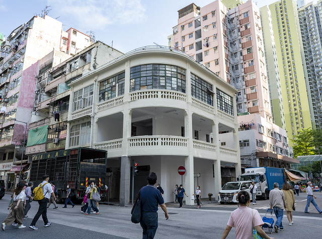 香港：九龍長沙灣青山道301及303號．戰前弧形轉角唐樓，現被評級為香港二級歷史建築