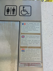 toilette publique - Photo of Saint-Laurent-des-Arbres