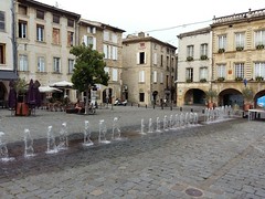 jets d'eau; place de l'hôtel de ville (BAGNOLS-SUR-CÈZE,FR30) - Photo of Connaux