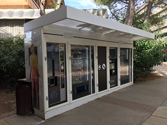 espace extérieur pour distributeurs automatiques : boissons chaudes & froides & confiseries; Université Paul Valéry (MONTPELLIER,FR34) - Photo of Guzargues