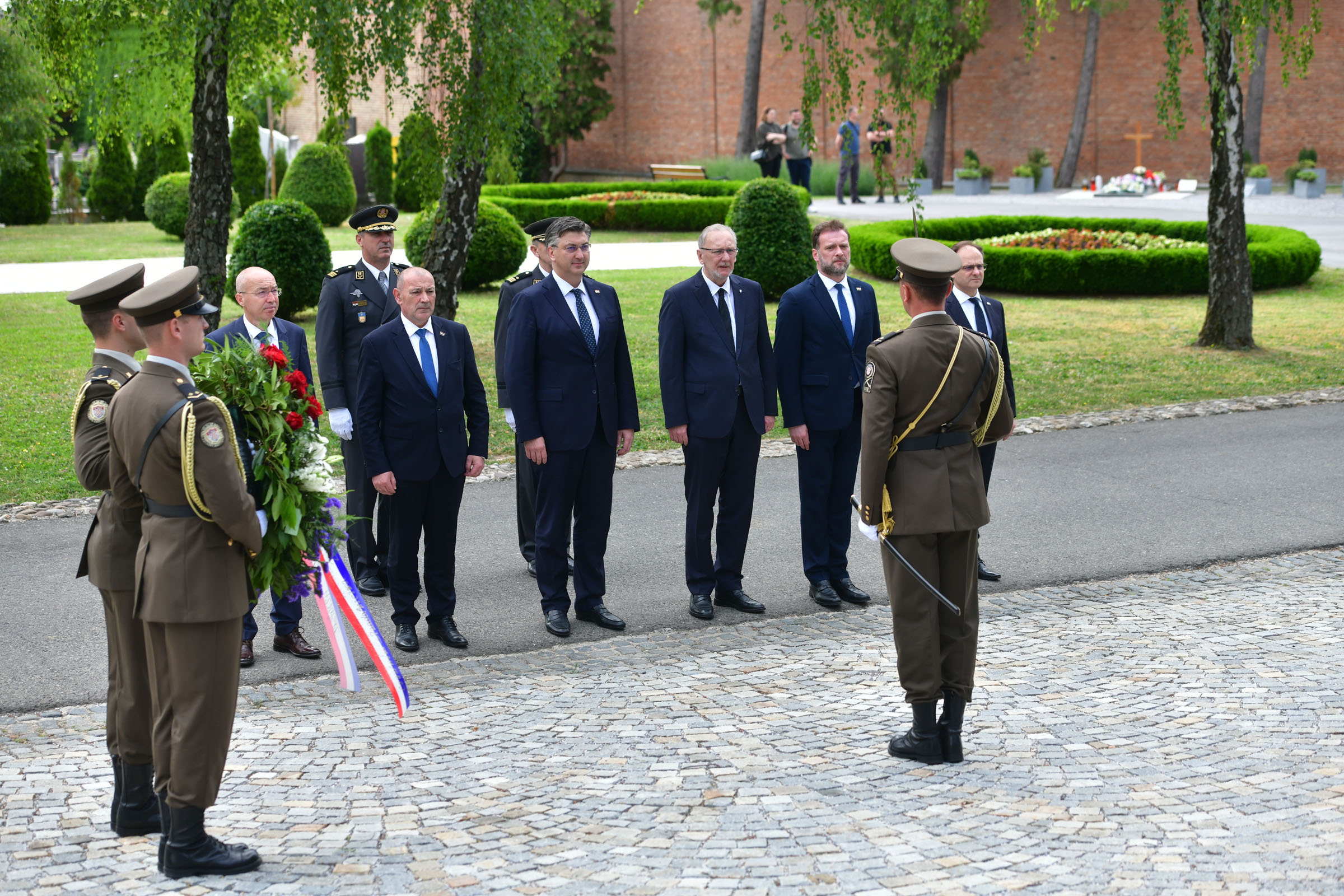 Polaganje vijenaca i paljenje svijeća na posljednjim počivalištima preminulih ministara obrane i Načećmika GS OSRH