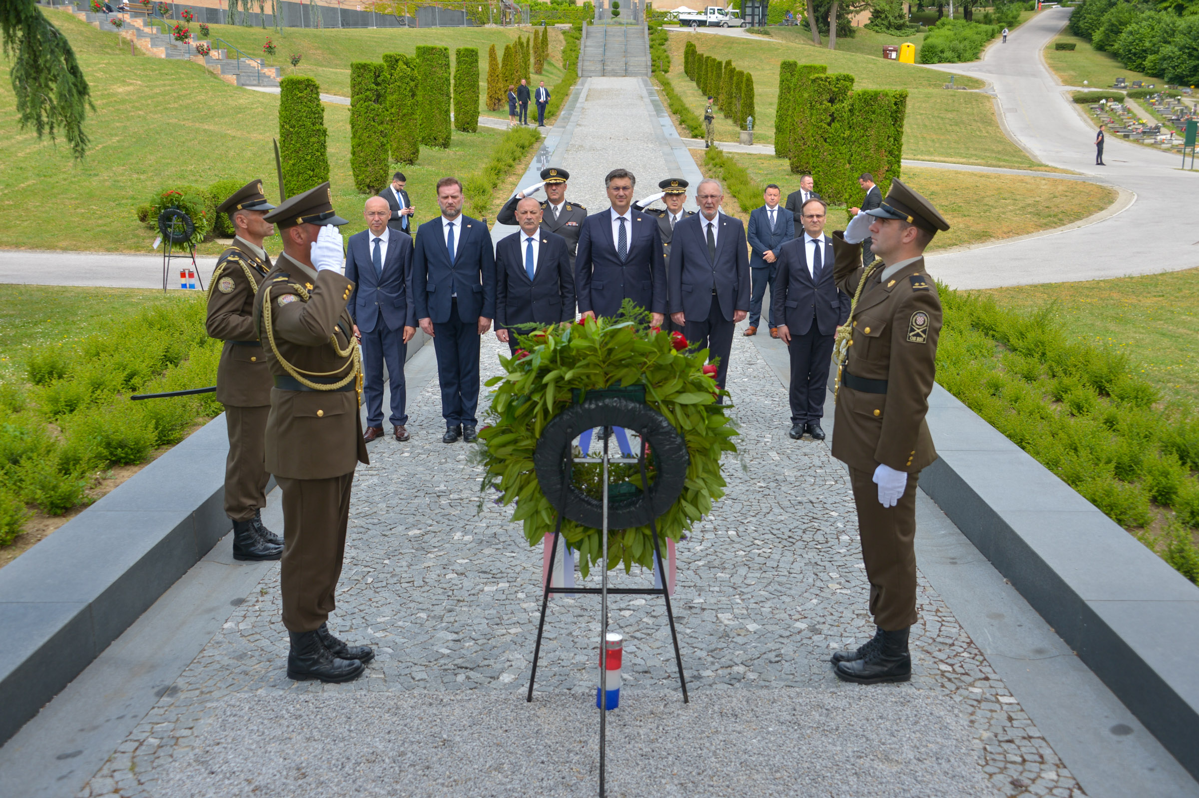 Povodom 31. obljetnice Hrvatske vojske položeni su vijenci