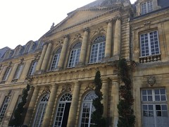 Outside of the Louvre - Photo of Luzarches
