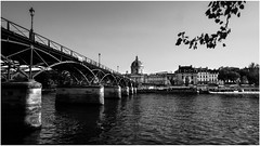 Pont des Arts – A Wider Perspective - Photo of Paris 18e Arrondissement