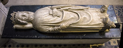 Gisant de Léon VI de Lusignan, roi d'Arménie (mort en 1393). Gisant de marbre blanc sur dalle de marbre noir. Initialement au couvent des Célestins à Paris, aujourd'hui à la basilique de Saint-Denis.