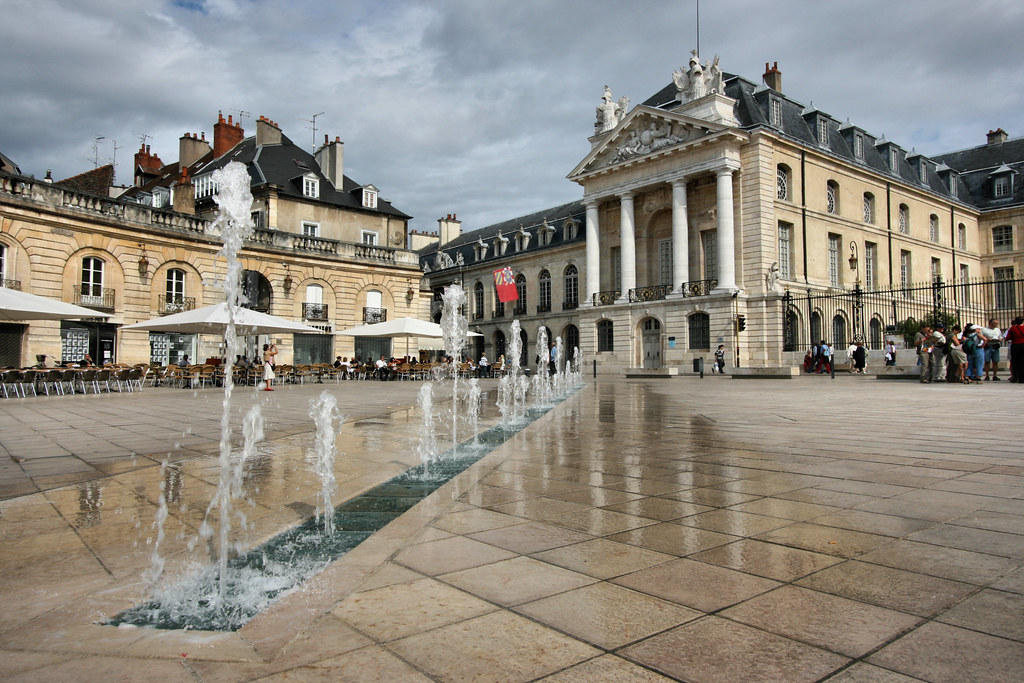 Place de la libération et le palais des ducs de Bourgogne Dijon, France