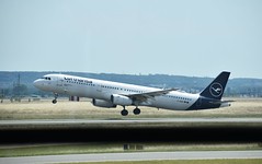 Lufthansa A321-231, D-AIDK, MSN 4819 (08/2011), as LH 2231 Paris (CDG) - München (MUC), Flight Time: 0:56 - Photo of Vinantes