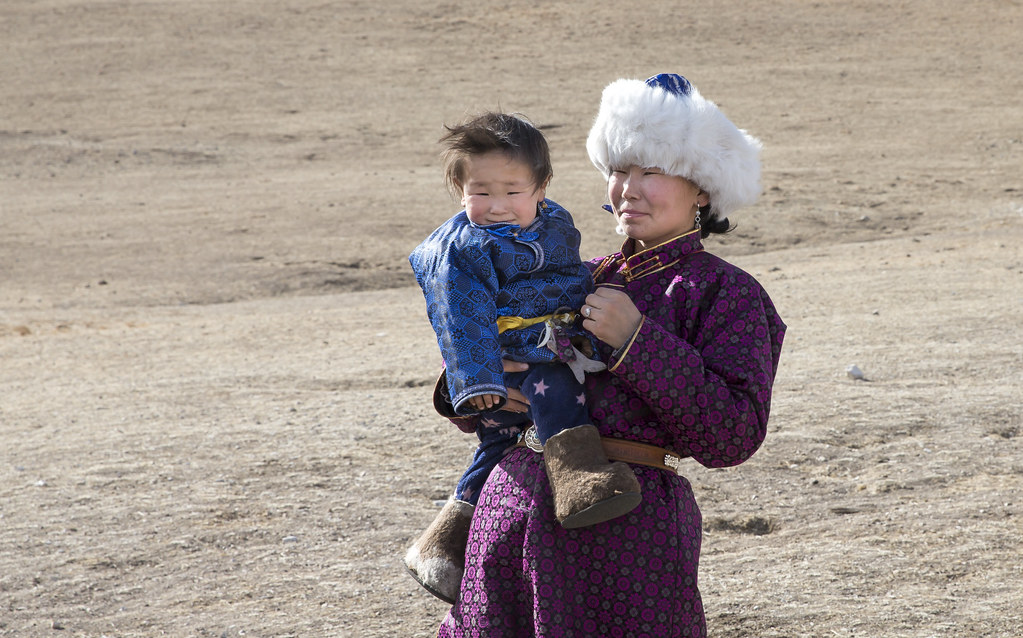Femmes mongol et son bébé dans les steppes de Mongolie