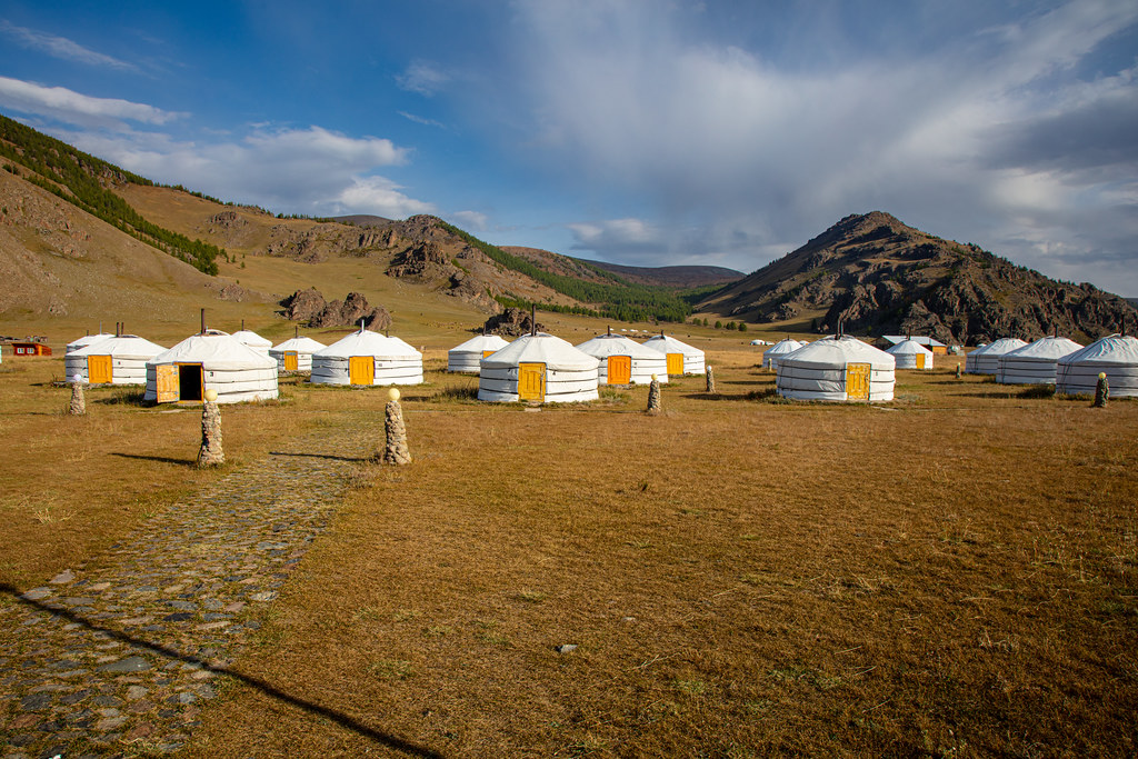 Campement de yourtes près de Karakorum, avec les montagnes  Khangai