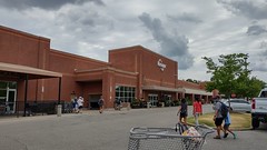 Yep, it's the Germantown Kroger (again). And wow, it dawns on me that we almost always enter a store on it's left side for some reason...even one that we visit somewhat infrequently.