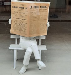 I-m reading your paper - Photo of Bourges