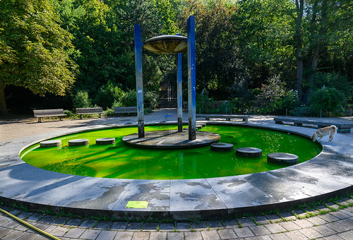 Wasserglocke im Volkspark Friedrichshain mit grün gefärbtem Wasser