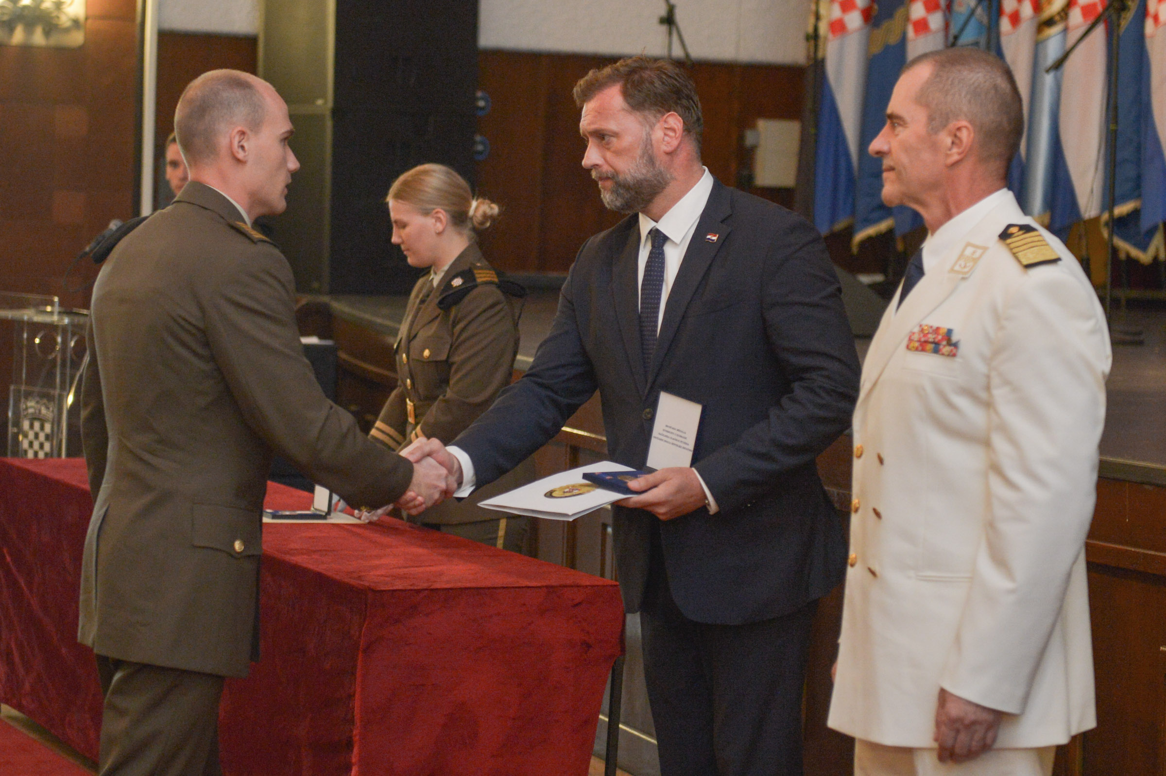 Ministar Banožić uručio rješenja o prijmu u djelatnu vojnu službu kadetima 15. i 16. naraštaja HVU-a
