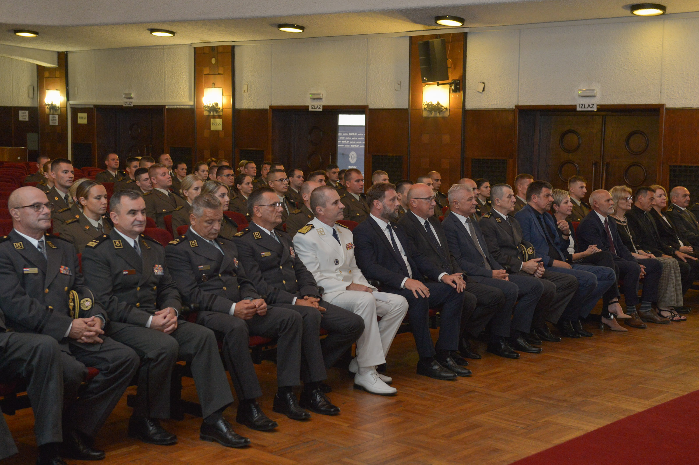 Ministar Banožić uručio rješenja o prijmu u djelatnu vojnu službu kadetima 15. i 16. naraštaja HVU-a
