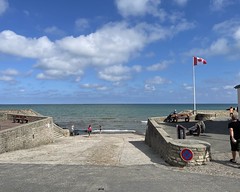 Cale Neptune with Canadian flag, Arromanches - Photo of Vaucelles