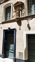 statue 'vierge à l'enfant'; rue de la Banasterie (AVIGNON,FR84) - Photo of Avignon
