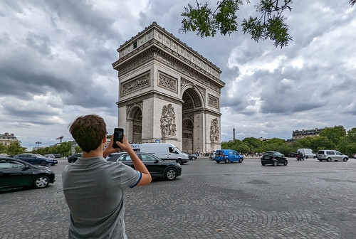Lucas photographs the Arc de Triomphe